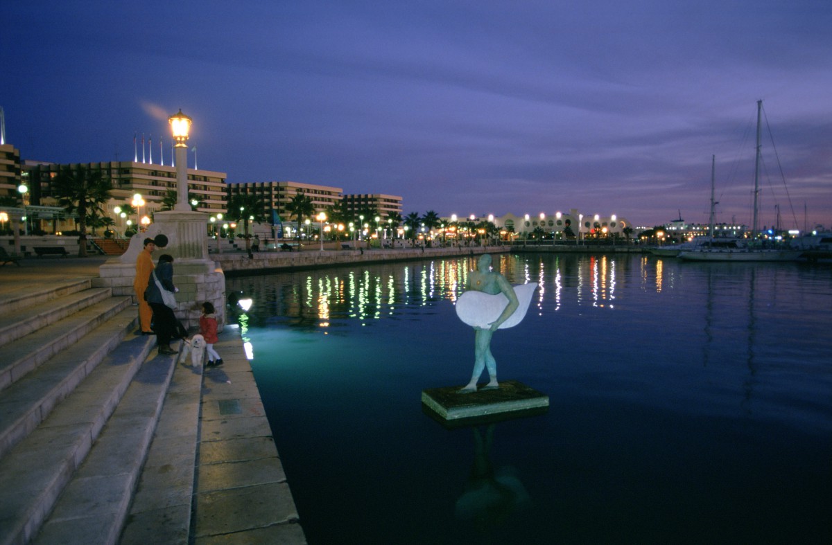 Detalle escultura en el puerto deportivo.Sculpture in the sports marina
