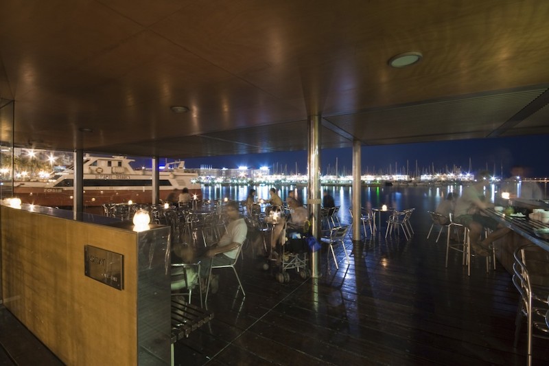 Cafetería en marina deportiva. Fachada marítima de Alicante