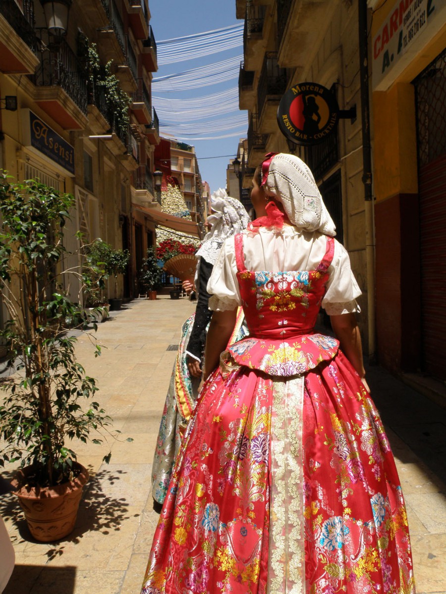 Ofrenda de flores y vestidos tradiciones de Fogueres de Sant Joan, Alicante