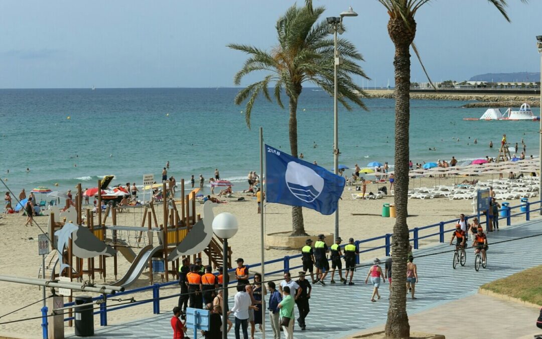 Alicante es reconocida con las banderas azules por el prestigio y la excelencia de sus más de seis kilómetros de playas