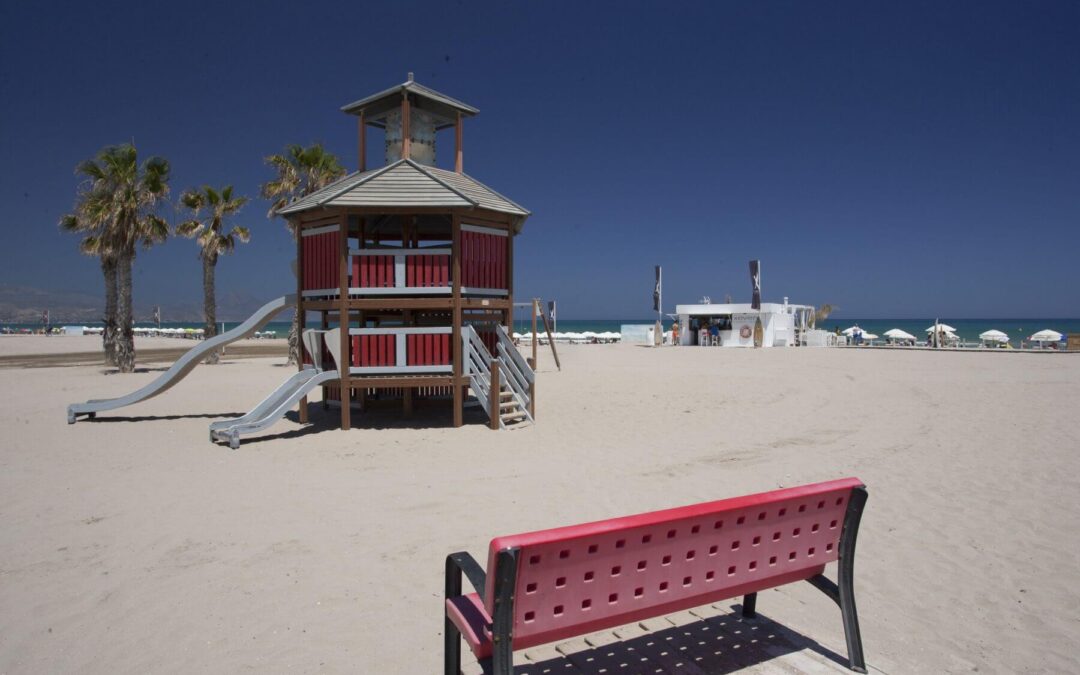 El nuevo contrato de mantenimiento de las playas garantiza un retén de guardia durante todo el año