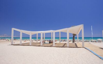 Playa de San Juan en verano desde el área accesible