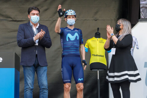 El alcalde y la vicealcaldesa saludan a Alejandro Valverde, ciclista murciano, a la salida de la tercera etapa de La Volta