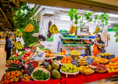 Puesto de frutas y verduras en el Mercado Central de Alicante