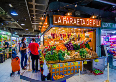 Puesto de frutas y verduras en el Mercado Central de Alicante