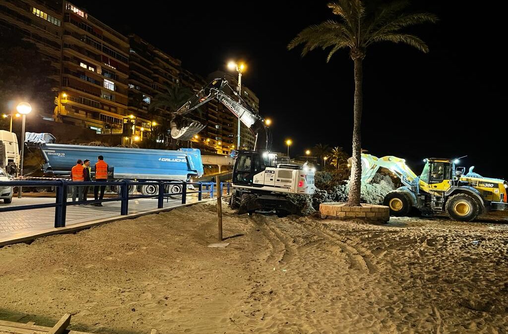 Alicante habilita playas y paseos para el inicio de las vacaciones de Semana Santa tras su limpieza por el temporal