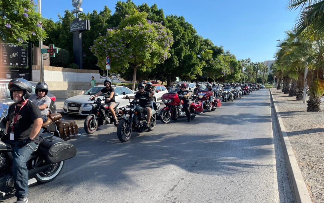 Alicante acoge el encuentro Indian Rider Group con 70 motos recorriendo  la ciudad