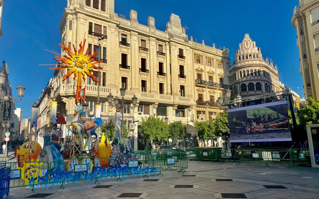 Alicante promociona las Hogueras en Córdoba con gastronomía, pasacalles, mascletà y la cremà de dos monumentos