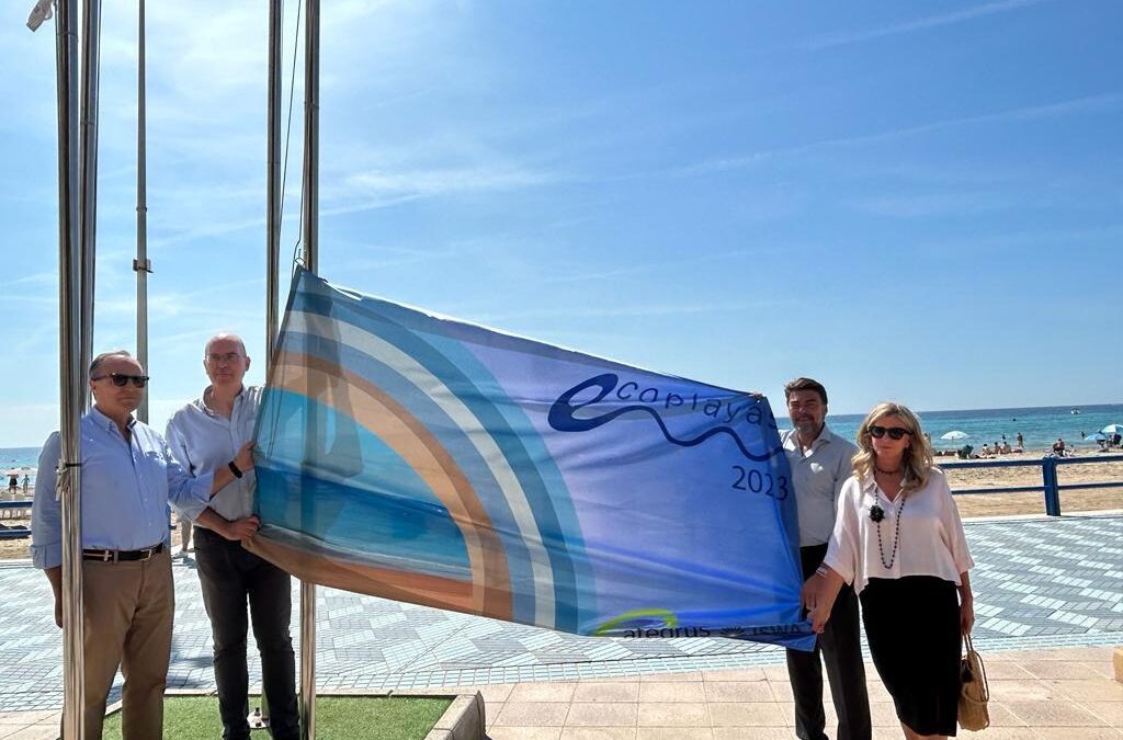 Barcala destaca la “neteja i qualitat de l’aigua i de l’arena” del Postiguet en l’hissat de la bandera d’Ecoplayas