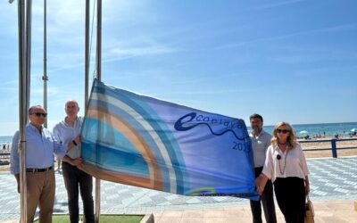 Barcala destaca la “limpieza y calidad del agua y de la arena” del Postiguet en el izado de la bandera de Ecoplayas