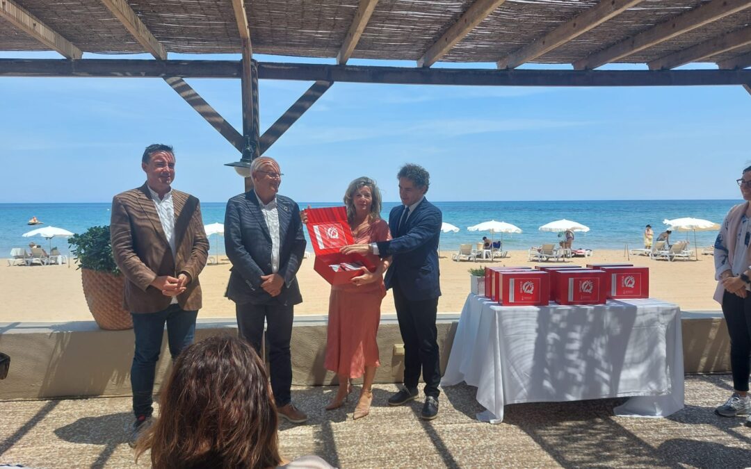 La playa del Postiguet recibe la bandera Qualitur 2023 que avala su excelencia