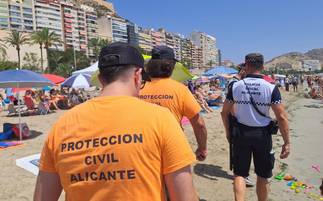 Alicante refuerza la vigilancia y seguridad en todas sus playas con personal voluntario de Protección Civil