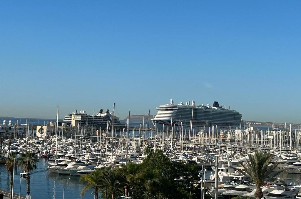 Dos cruceros traen a Alicante a 5.500 pasajeros con un impacto de cerca de 400.000 euros