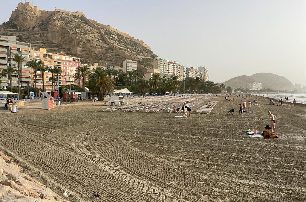 Ayuntamiento y Netial devuelven la normalidad a los arenales de las playas tras el paso del temporal