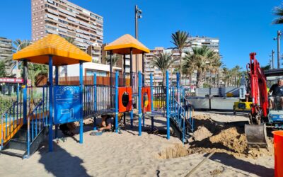 Comienza la sustitución de los  juegos infantiles en las cinco playas de Alicante